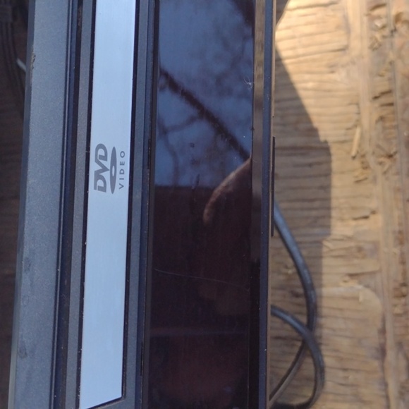 Emerson DVD /MP3 CD Trusurround Player with AV Cables - Picture 3 of 4